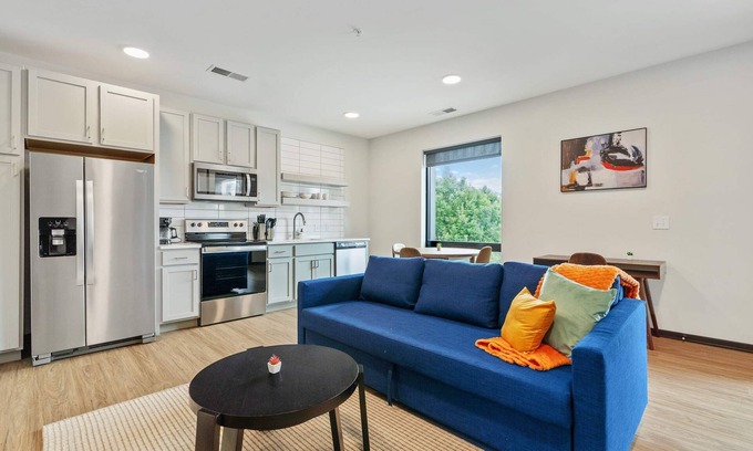 Lockerbie Square Apartamento | CozySuites Mass with parking, lounge and roof deck 4