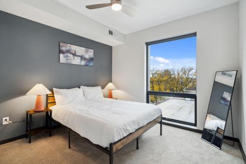 Lockerbie Square Apartamento | CozySuites Mass with parking lounge & roof deck #22