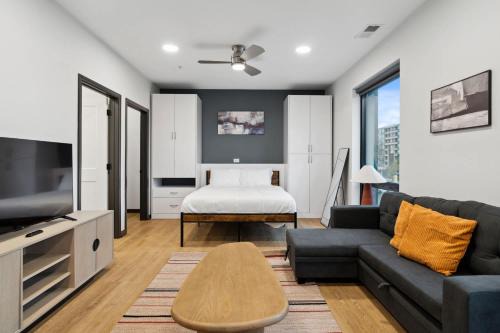 Lockerbie Square Apartamento | CozySuites Mass with parking lounge & roof deck #25