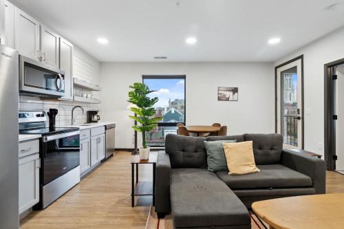 Lockerbie Square Apartamento | CozySuites Mass with parking lounge & roof deck #34