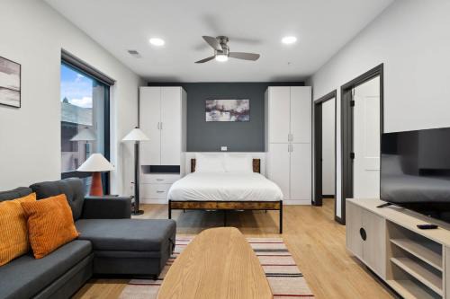 Lockerbie Square Apartamento | CozySuites Mass with parking lounge & roof deck #35