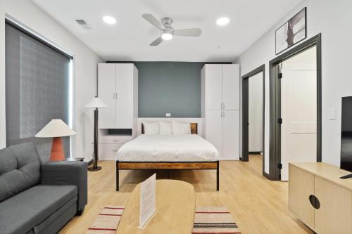 Lockerbie Square Apartamento | CozySuites Mass with parking lounge & roof deck #36