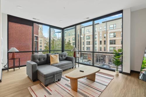 Lockerbie Square Apartamento | CozySuites Mass with parking lounge & roof deck #37