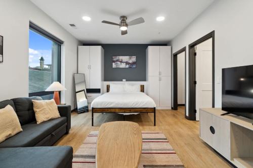 Lockerbie Square Apartamento | CozySuites Mass with parking lounge & roof deck #40