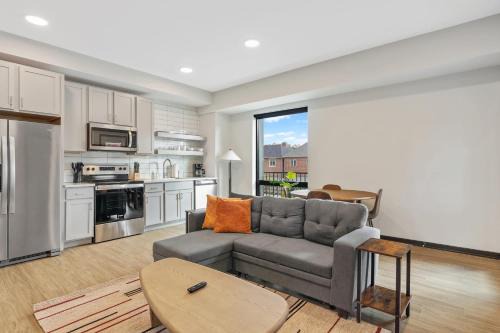 Lockerbie Square Apartamento | CozySuites Mass with parking lounge & roof deck #32