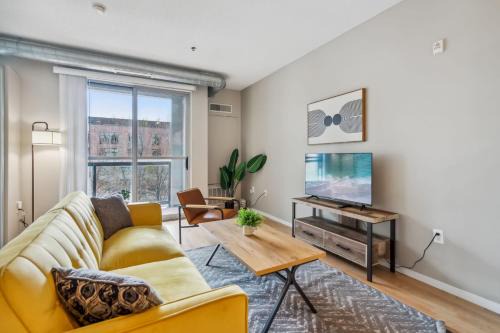 Mill District Apartamento | CozySuites Mill District with pool, gym #06