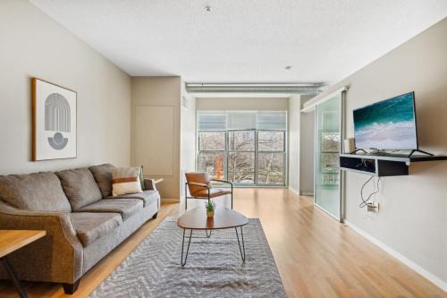 Mill District Apartamento | CozySuites Mill District with pool, gym #08