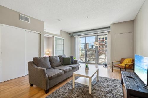 Mill District Apartamento | CozySuites Mill District with pool, gym #11