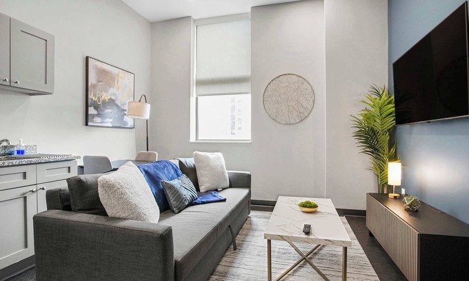 Cultural District Apartamento | CozySuites Modern 1BR in Downtown Pitts 9