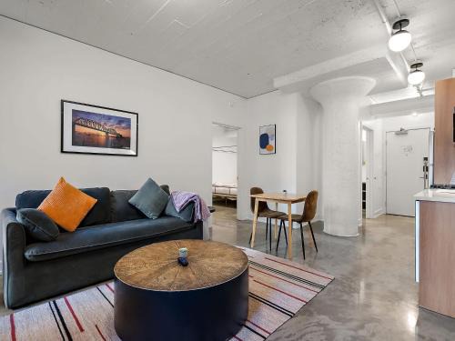 Warehouse District Apartamento | CozySuites NLG - Modern 1BR condo #05