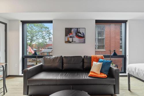 Lockerbie Square Apartamento | CozySuites on Mass with garage parking #13
