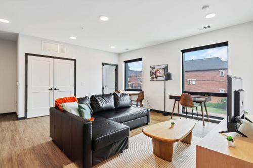 Lockerbie Square Apartamento | CozySuites on Mass with garage parking #19
