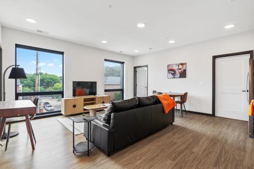Lockerbie Square Apartamento | CozySuites on Mass with garage parking #20