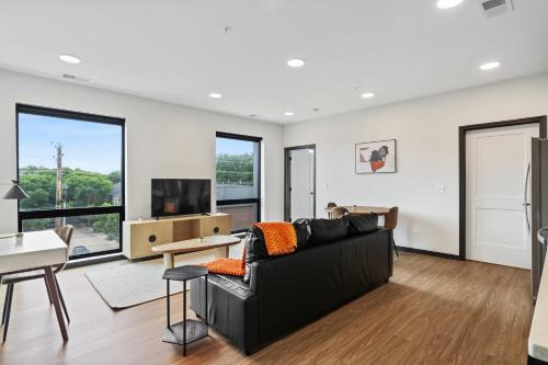 Lockerbie Square Apartamento | CozySuites on Mass with garage parking #21