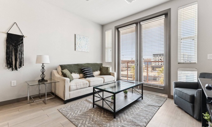 Roosevelt Apartamento | CozySuites PHX RORO Gym, Pool, Pets, Parking! #16