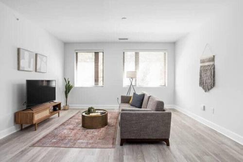 Meridian-Kessler Apartamento | CozySuites Upscale Modern 2BR Broad Ripple