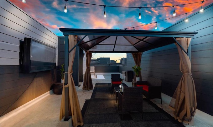 Old East Dallas Casa | CozySuites Uptown 3BR King Beds Skyline View