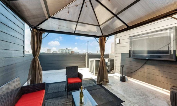 Old East Dallas Casa | Cozysuites Uptown 3BR King Beds Skyline View