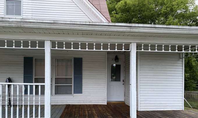 Fountain Inn Apartamento | Cozytown Studio in downtown Fountain Inn. No cleaning fees.