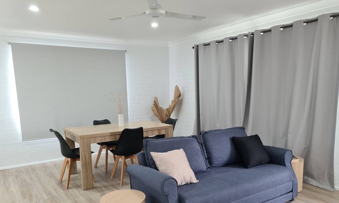 Emu Park Casa | Cozzy Beach Home only minutes from the ocean