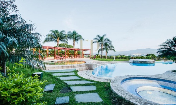 Santa Ana Apartamento | CR MARIPOSA RENTALS Comfortable penthouse, AC, pool, gym, tennis
