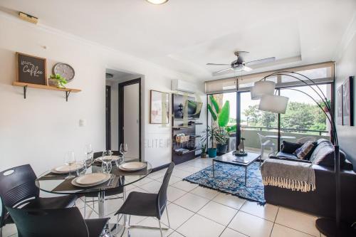 Santa Ana Apartamento | CR MARIPOSA RENTALS Cozy Retreat with Pool,Tennis,Gym,Free WiFi