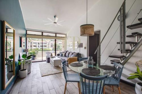 Santa Ana Apartamento | CR MARIPOSA RENTALS Lakeview PENTHOUSE with office space, pool, gym, tennis