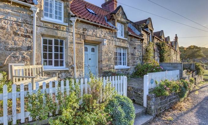 Sandsend Cabaña | CRAB COTTAGE, pet friendly, character holiday cottage in Sandsend