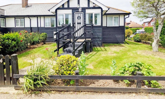 Rustington Cabaña | Crab Shack, Rustington - sleeps 3 guests in 2 bedrooms