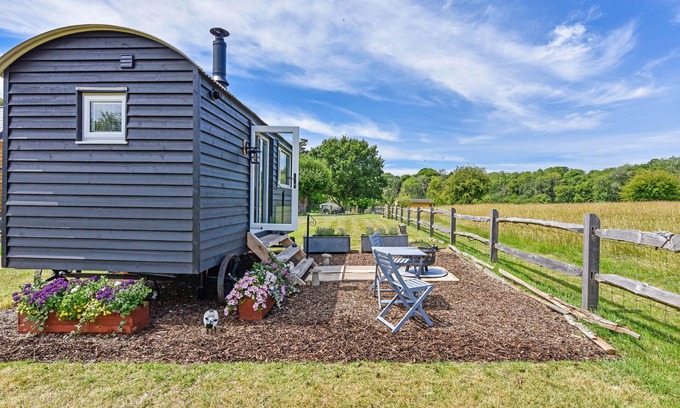 Waterlooville Cabaña | Crabden Shepherd Hut - Blendworth - sleeps 2 guests in 1 bedroom