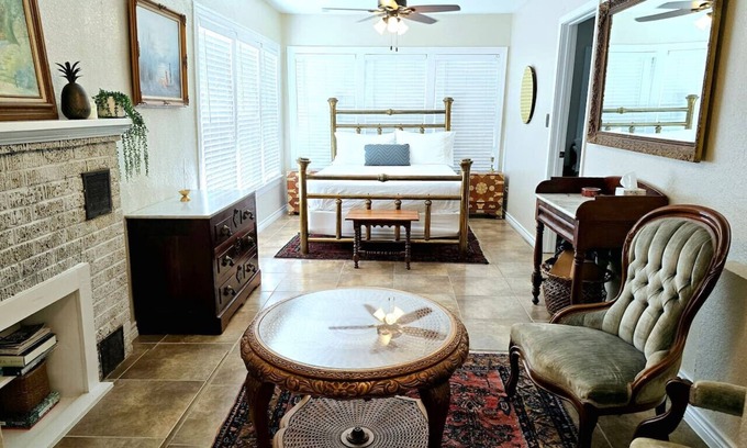 Uvalde Casa | Craftsman by Downtown Uvalde - HELIX Mattresses Luxury Sheets Washer/Dryer Wifi