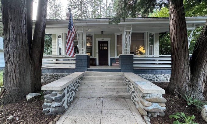 Ahsahka Casa | Craftsman Charm, 2-bedroom house with AC, WiF, Tranquil Setting