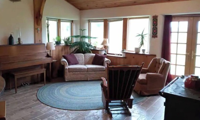 Viroqua Casa | Craftsman Cottage Overlooking Rolling Pastures