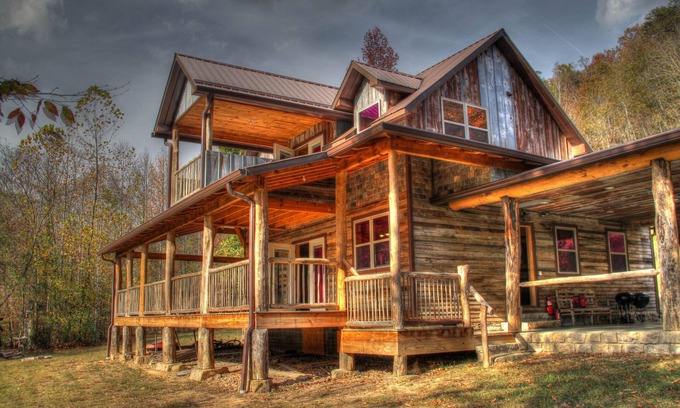 Hot Springs Cabina | Craftsman Style River House sentado en el amplio río francés.