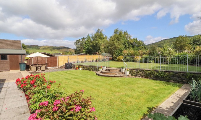 Staveley Casa | CRAGGY VIEW, pet friendly, with a garden in Staveley