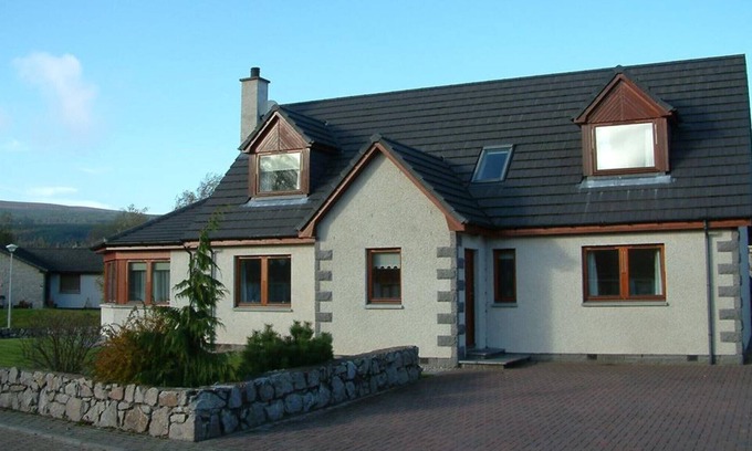 Aviemore Casa | Craigmore Lodge, Aviemore: tiene capacidad para 14 personas con bañera de hidromasaje, sauna, wifi y más