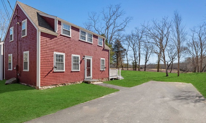West Barnstable Casa | Cranberry Meadow Farm is a newly renovated Carriage House that sleeps 8.