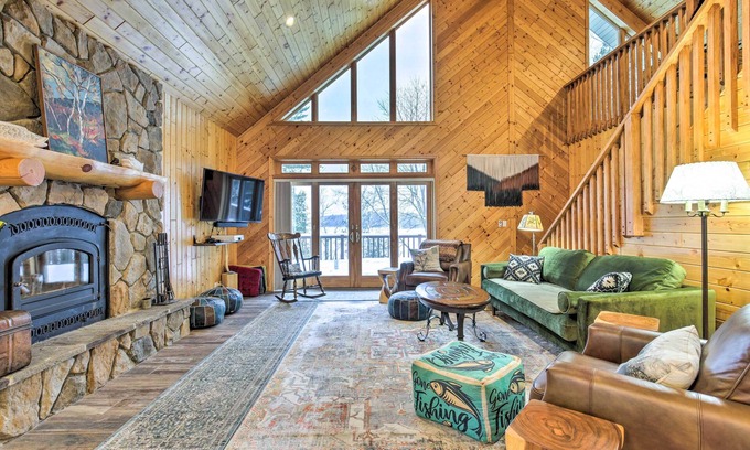 Crandon Cabina | Crandon Cabin Getaway w/ Boat Dock & Deck!