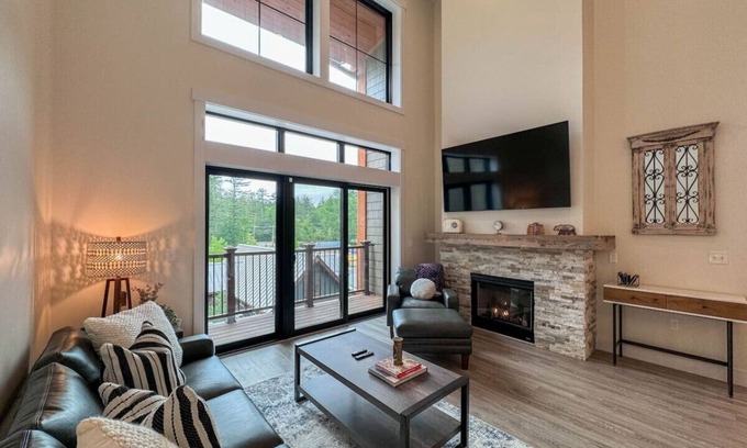 North Conway Condominio | Cranmore Escape | Modern, Walk to Town, Pool!