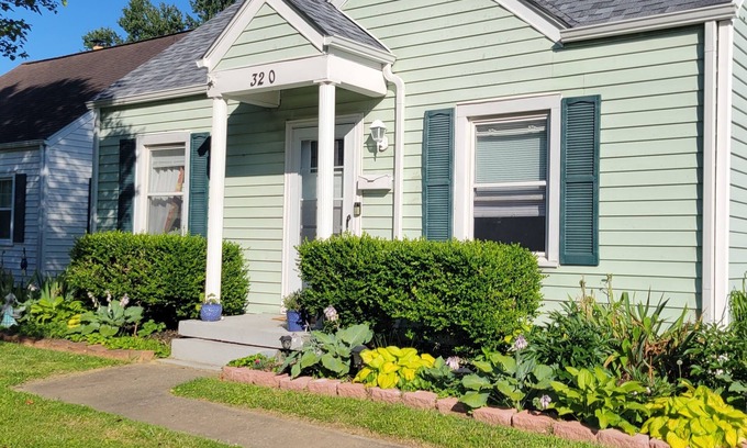 Jeffersonville - Clarksville Casa | Crash pad.. lots places to sleep. Owner will drive you to and from events.