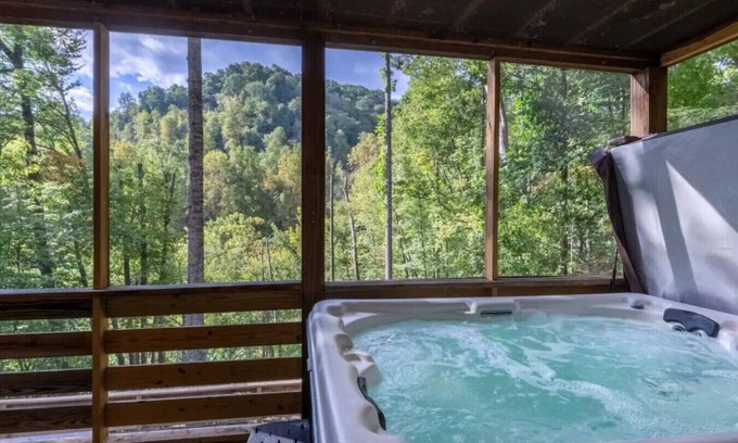 Sylva Cabina | Crashing Creek Cabin: Hot tub / Mtn Views / King