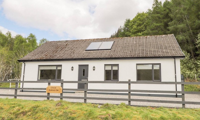 Glen Urquhart Casa | CRASK BUNGALOW, family friendly, with a garden in Cannich