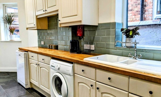 Eccles Casa | Crawford House | by Truestays ® Serviced Accommodation