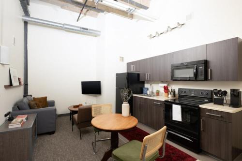 Westown Apartamento | Cream City 2BR Apt - Just 3 Blocks to Fiserv with Gym and Parking
