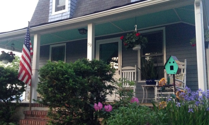 Rumson Casa | Crea recuerdos familiares. Hermoso barrio de Rumson, a pie de playa.