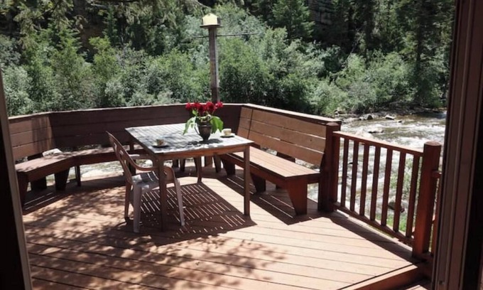 Drake Cabina | Create Memories at This Romantic Riverfront Cabin Near Estes Park