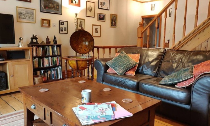Port Talbot Casa | Creative Afan valley home. Ideal for families, friends, pets & mountain bikes.