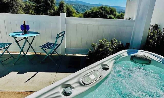Ahwahnee Apartamento | Creature Comforts Suite-Private Hot Tub-Sleeps 2