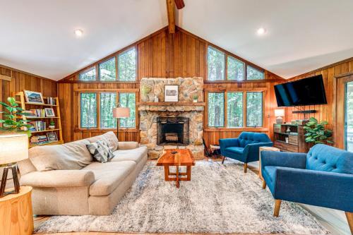 Pocono Pines Casa | Creek Access and Deck Family Pocono Pines Cottage