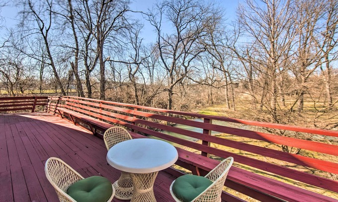 Rohrerstown Apartamento | Creek Access & Deck: ‘Runningwater’ Lancaster Gem